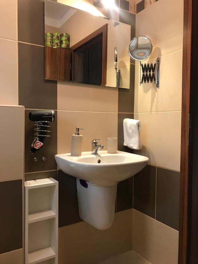 Prijemny Apartman Krovi V Rodinnem Domku Se Sdilenym Bazenem, Terasou A Zahradou Екстериор снимка