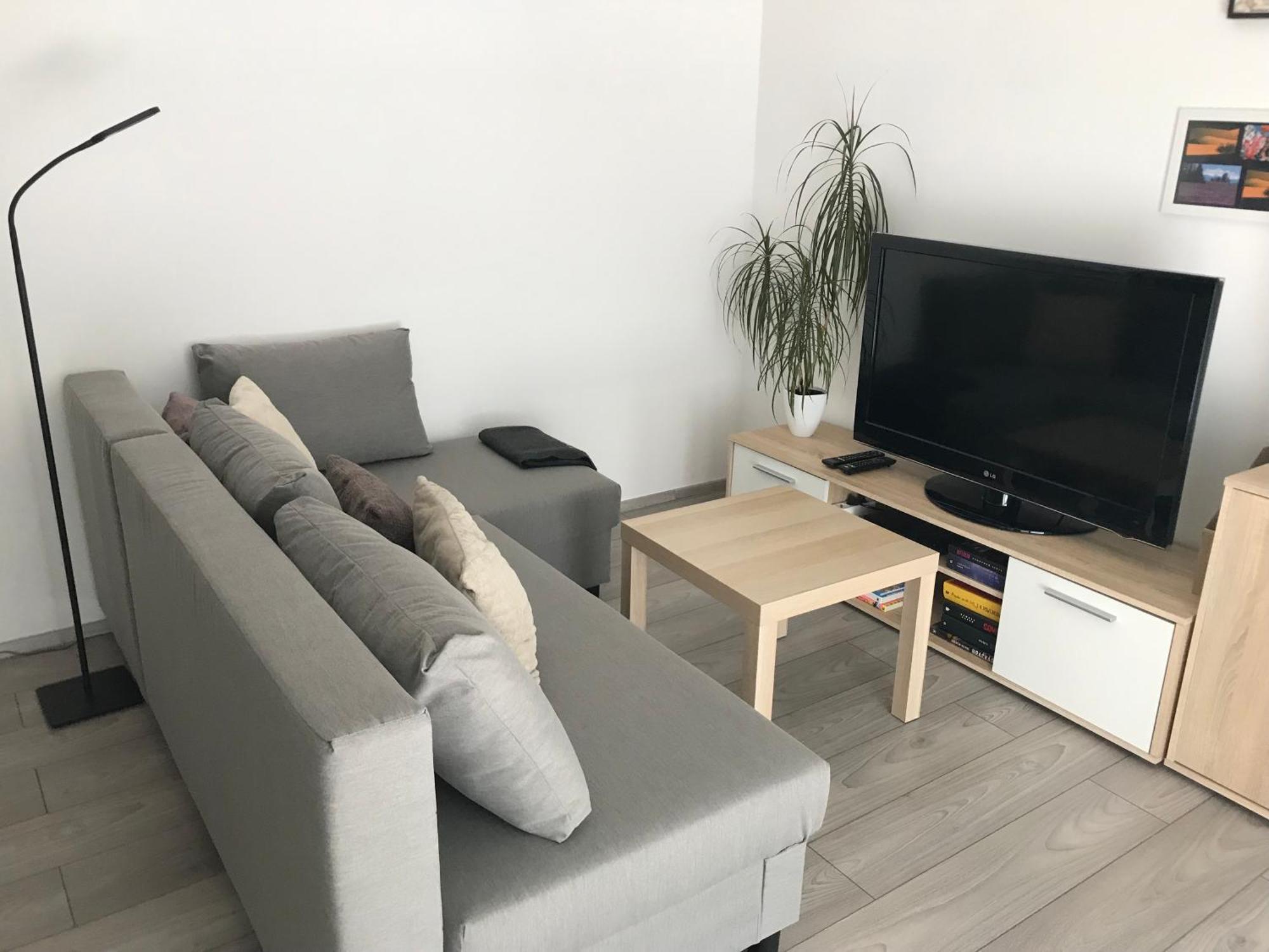 Prijemny Apartman Krovi V Rodinnem Domku Se Sdilenym Bazenem, Terasou A Zahradou Екстериор снимка
