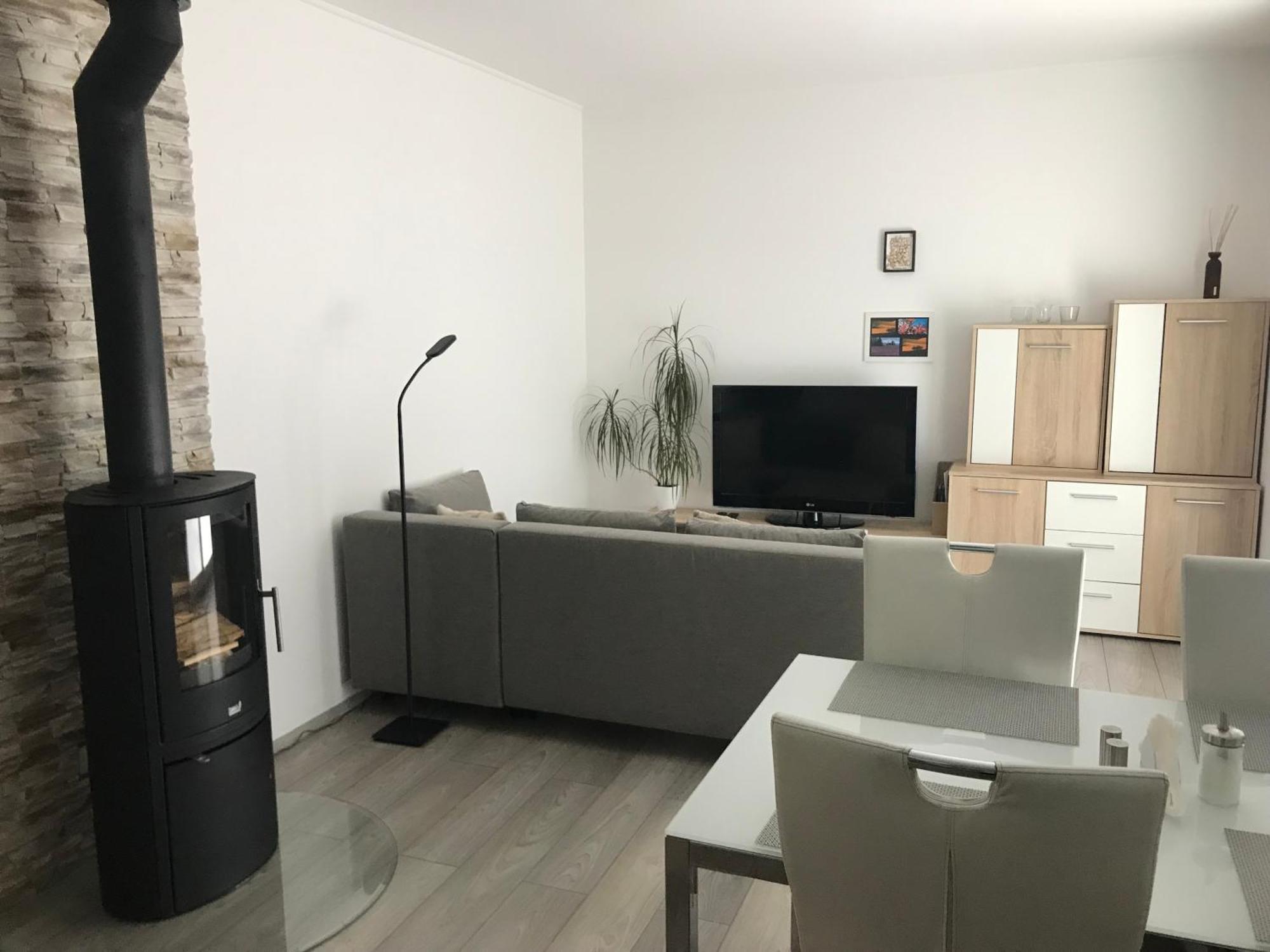 Prijemny Apartman Krovi V Rodinnem Domku Se Sdilenym Bazenem, Terasou A Zahradou Екстериор снимка