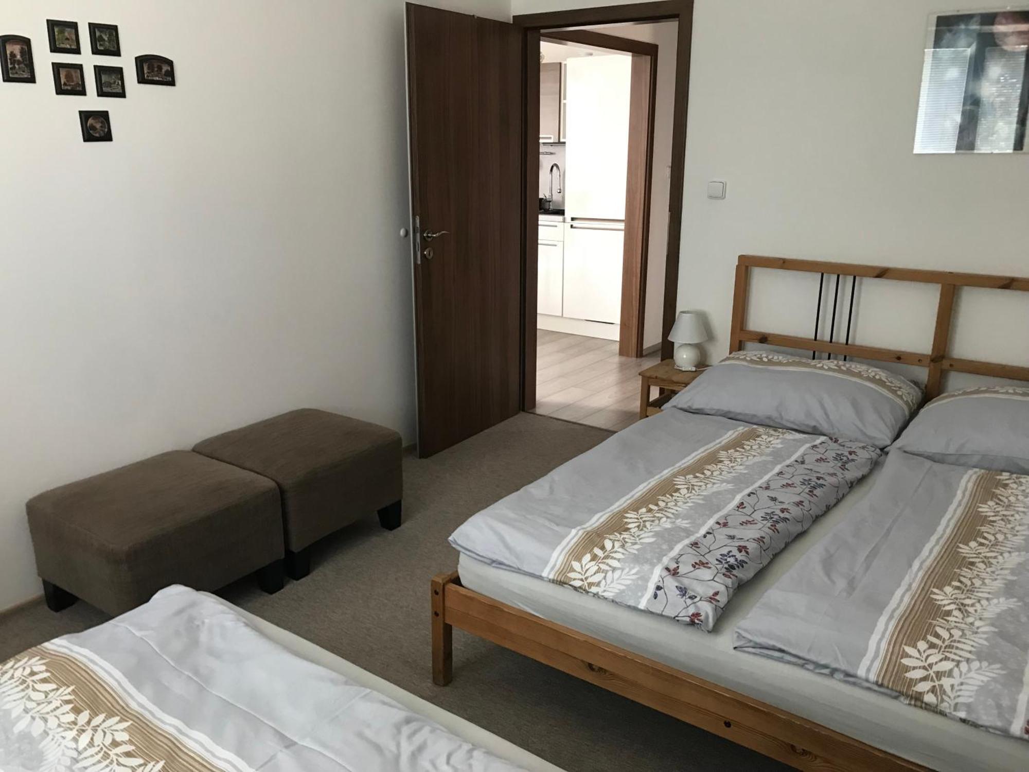 Prijemny Apartman Krovi V Rodinnem Domku Se Sdilenym Bazenem, Terasou A Zahradou Екстериор снимка